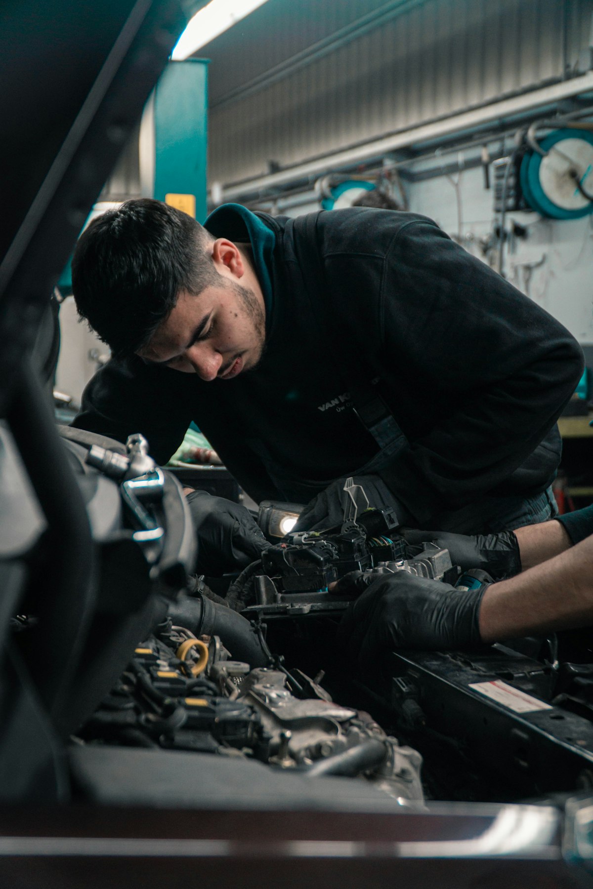 Mecánico trabajando en el motor